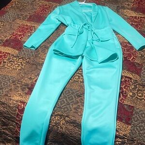 Nice soft material nice casual wear pantset ( Large) Never been worn